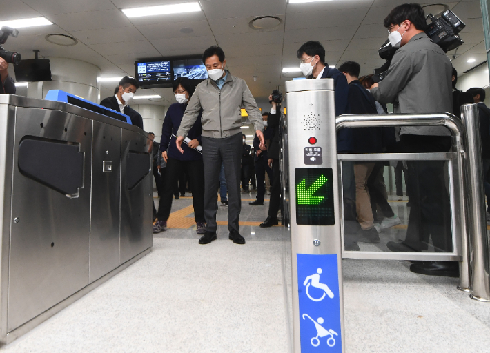 오세훈 서울시장이 19일 오후 5월 말 개통을 앞둔 서울 관악구 신림선 서원역을 방문해 열차 내 장애인 편의시설 상태를 점검하고 있다. 연합뉴스