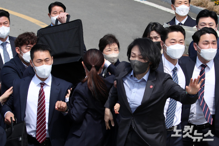 지난달 24일 박근혜 전 대통령이 대구 달성군 사저에 도착해 대국민 담화를 밝히던 중 갑자기 소주병이 날아들자 경호원들이 박 전 대통령을 보호하고 있다. 박종민 기자