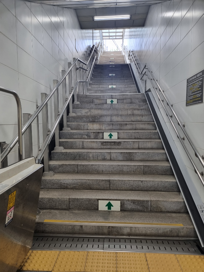 광주 양동시장역 3번 출구 모습. 대합실에서 지상을 연결하는 엘리베이터가 설치되지 않은 탓에 휠체어 장애인들은 한눈에 보기에도 높은 계단을 리프트를 통해 올라야만 한다. 임민정 기자