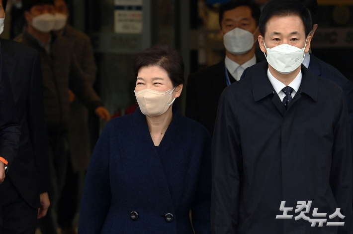 지난 연말 사면된 박근혜 전 대통령이 24일 오전 서울 강남구 삼성서울병원에서 퇴원하고 있다. 오른쪽은 유영하 변호사. 황진환 기자