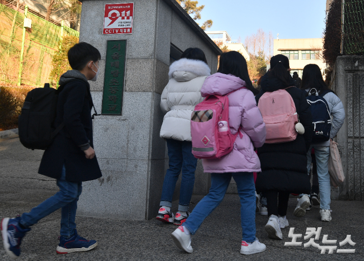 학생들이 등교하고 있다. 박종민 기자