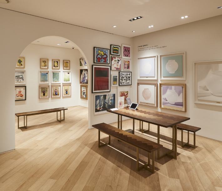 신세계까사가 미술 대중화 브랜드 위아트와 손잡고 18일 까사미아 압구정점에 위아트 갤러리를 오픈했다. 신세계까사 제공 