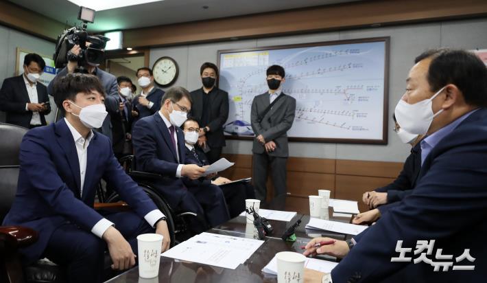 이준석 국민의힘 대표가 20일 서울 동대문구 청량리역을 방문, 철도주관 정부부 관계자들에게 교통약자의 이동편의 증진 방안과 관련한 보고를 받고 있다.