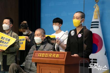 삭발한 정의당 장혜영 의원, 장앵인 활동지원법 개정안 발의 기자회견