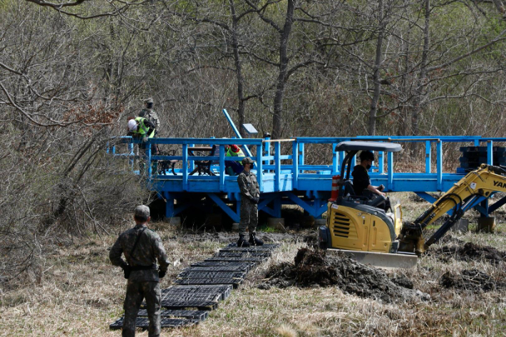 문재인 대통령과 김정은 북한 국무위원장이 2018년 4월 27일 첫 정상회담 당시 마주 앉아 대화를 나누며 상징적인 장소가 된 판문점 도보다리 보수 공사가 시작됐다고 유엔군사령부가 지난 15일 공개했다. 연합뉴스