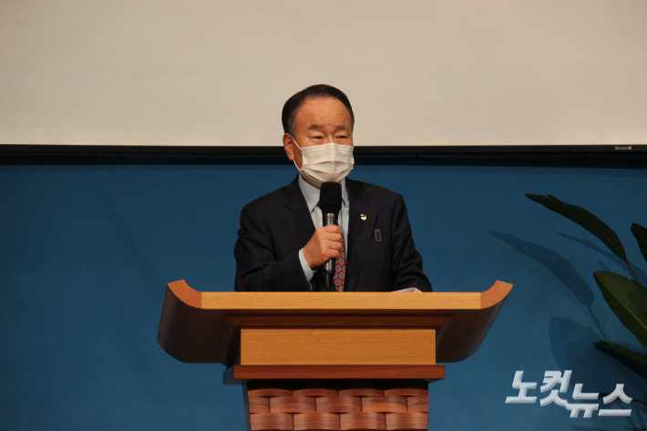 한소망교회 류영모 목사가 장애인과 비장애인이 함께 드리는 장애인주일 연합예배 참석자들을 환영하는 인사말을 하고 있다.