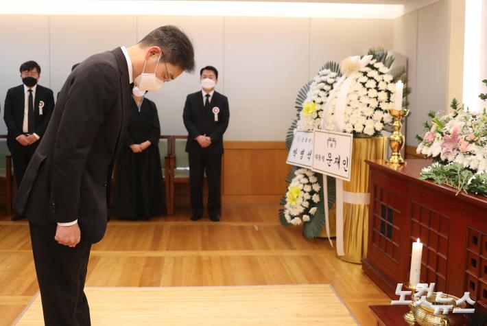 안철수 위원장 부친 빈소 찾은 이재용 부회장