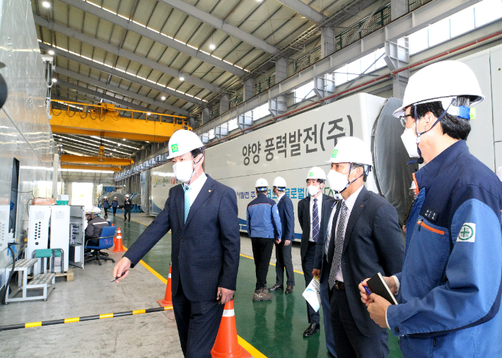 김영문 사장이 유니슨 공장에서 풍력발전기에 대한 설명을 듣고 있다. 한국동서발전 제공