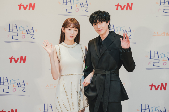 tvN 새 금토드라마 '별똥별'의 배우 이성경과 김영대. tvN 제공