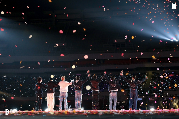 방탄소년단은 올해 3월 서울 송파구 잠실 주경기장에서 단독 콘서트 '퍼미션 투 댄스 온 스테이지 - 서울'을 총 3일 동안 대면으로 개최했다. 방탄소년단 공식 트위터