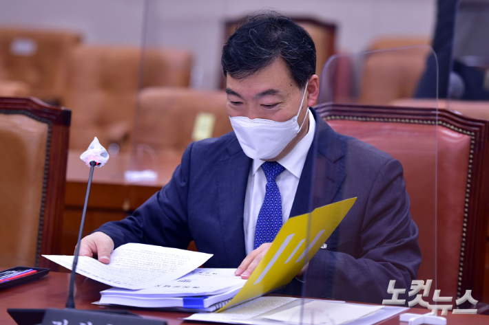 김오수 검찰총장이 19일 오후 서울 여의도 국회에서 열린 법제사법위원회 법안심사제1소위원회 회의에 출석해 '검수완박' 법안 입법과 관련한 의견 발표를 준비하고 있다. 윤창원 기자