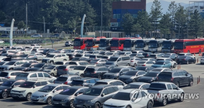 지난 20일 강릉항 주차장이 꽉찬 모습. 연합뉴스