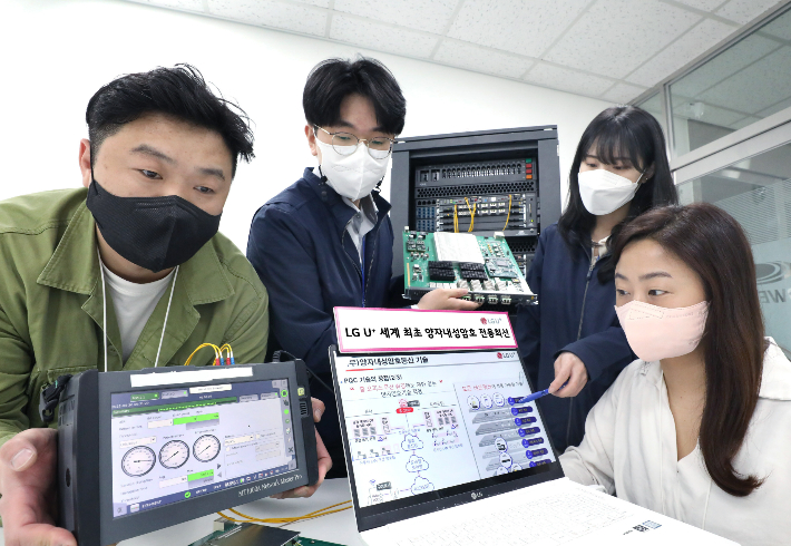 LG유플러스 직원들이 양자내성암호 기술이 적용된 광전송장비를 점검하고 있는 모습. LG유플러스 제공.