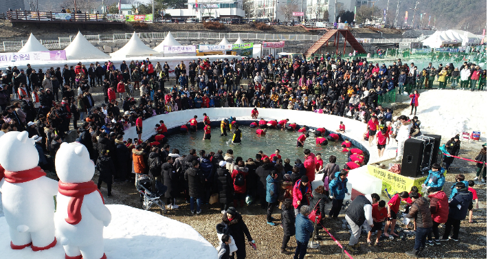 화천 산천어 축제 맨손잡기. 화천군 제공