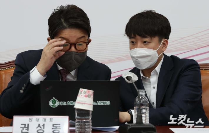 이준석 국민의힘 대표(오른쪽)와 권성동 원내대표(왼쪽)가 21일 서울 여의도 국회에서 열린 최고위원회의에서 대화를 나누고 있다.