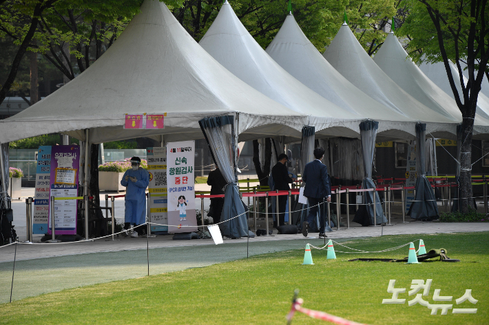 부산에서는 21일 코로나19 신규 확진자가 3천여명대 발생해 보름째 1만명 이하 확진자가 나오는 등 감염 상황이 하향 안정세에 접어들었다. 박종민 기자 