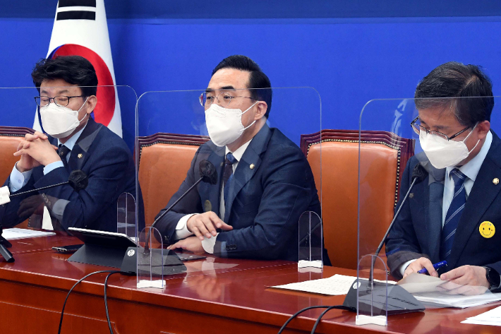 더불어민주당 박홍근 원내대표가 21일 국회에서 열린 정책조정회의에서 발언을 하고 있다. 윤창원 기자