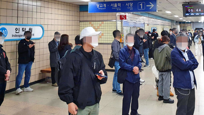 21일 오전 경기도 안양시 인덕원역에서 4호선 지하철이 단전으로 운행이 중단되며 출근길 시민들이 불편을 겪고 있다. 연합뉴스