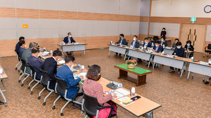 여수시가 지난 19일 시민 먹거리 기본권 보장과 성공적인 먹거리 종합전략 수립을 위한 '여수시 푸드플랜 수립 연구용역' 최종보고회를 개최했다. 여수시 제공