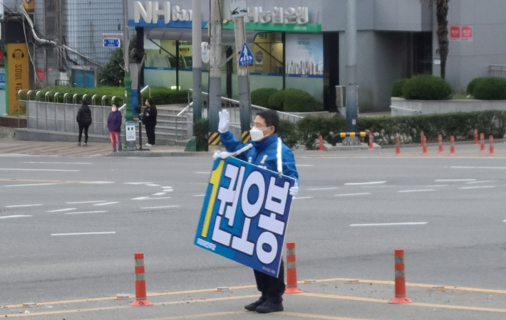 권오봉 여수시장 예비후보가 여수 도심에서 출근길 시민들에게 인사하며 지지를 호소하고 있다. 권오봉 예비후보 제공