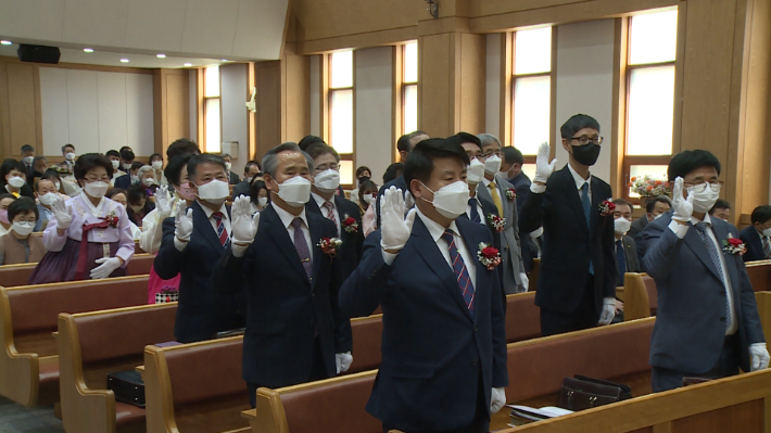 안심교회가 설립 65주년 기념하면서 임직감사예배를  안심교회 대예배당에서 가졌다.