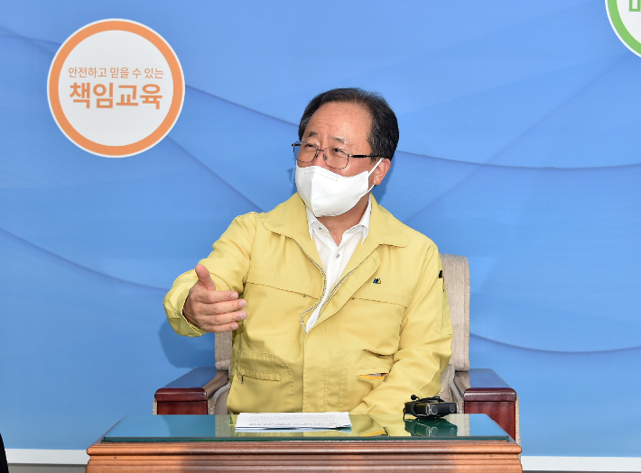 기자회견 중인 김석준 교육감. 부산시교육청 제공