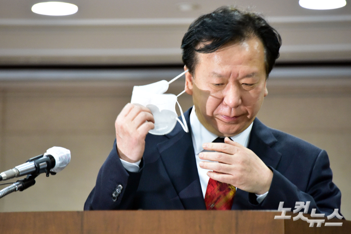 정호영 보건복지부 장관 후보자 17일 서울 중구 국립중앙의료원에서 자녀 의대 편입학 특혜·병역비리 등 그간 제기된 의혹에 대해 입장을 밝히는 기자회견에 앞서 마스크를 벗고 있다. 윤창원 기자