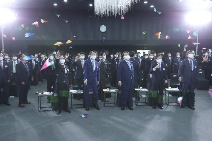 윤석열 대통령 당선인과 상공인들이 부산엑스포 유치를 기원하며 종이비행기를 날려보내고 있다. 부산상공회의소 제공