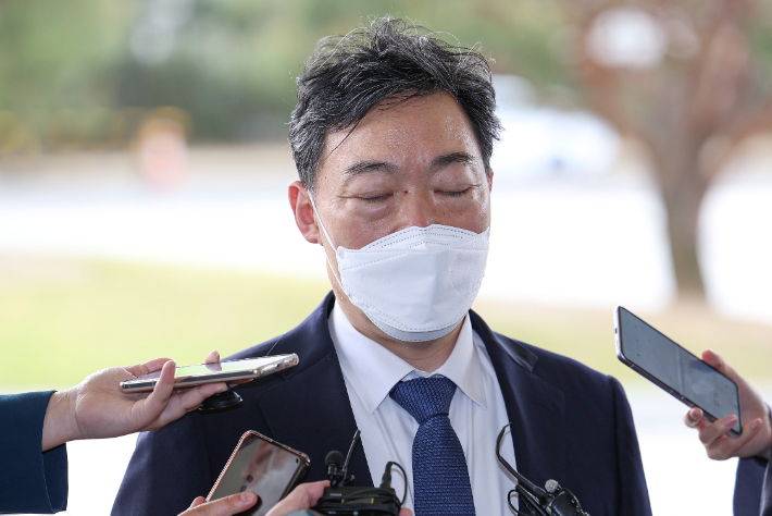 김오수 검찰총장이 22일 오전 서울 서초구 서초동 대검찰청에 도착해 취재진에게 질문을 받은 뒤 생각에 잠겨 있다. 연합뉴스