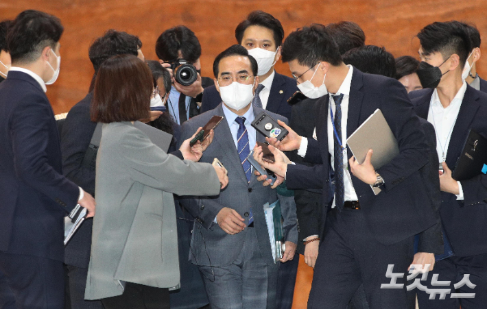 박홍근 더불어민주당 원내대표가 22일 오전 국회에서 '검수완박'과 관련해 열린 의원총회장에 들어가며 기자들의 질문 세례를 받고 있다. 황진환 기자