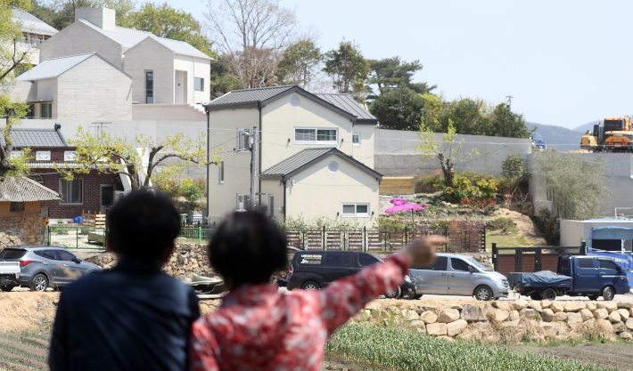 지난 20일 경남 양산시 하북면 평산마을 문재인 대통령 사저 및 경호 시설 주변을 찾은 시민이 시설을 바라보고 있다. 연합뉴스