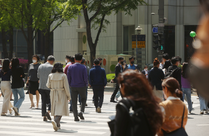 20일 서울 종로의 거리가 점심 식사를 나온 직장인들로 붐비고 있다. 연합뉴스