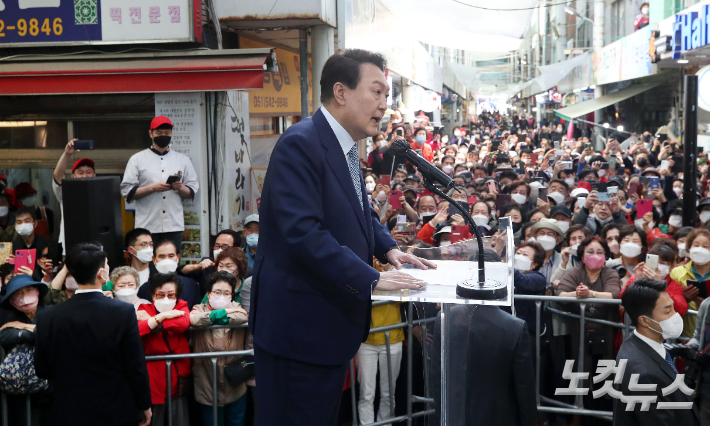 윤석열 대통령 당선인이 22일 오전 부산 해운대구 반송큰시장을 방문해 인사말을 하고 있다. 인수위사진기자단