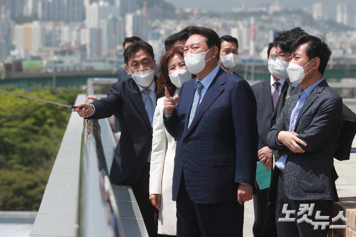 윤석열 대통령 당선인이 22일 오전 부산 해운대구 반여농산물시장역에서 센텀2지구 도시첨단산업단지 부지를 점검하고 있다. 인수위사진기자단 