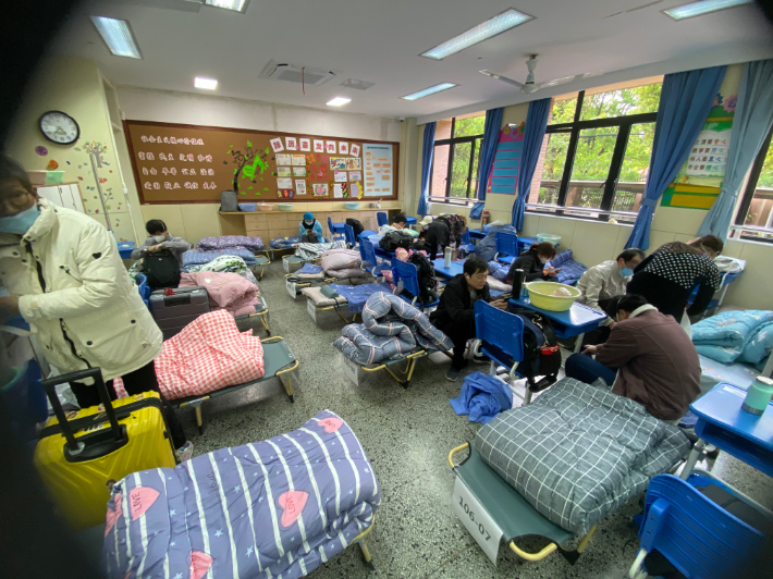 중국 상하이 창닝구의 한 초등학교 교실에 마련된 코로나19 임시 격리시설. 연합뉴스