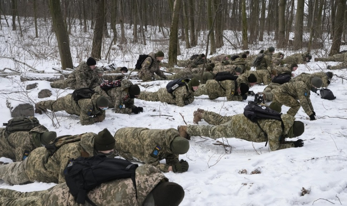 지난 1월 우크라이나 수도 키예프의 한 공원에서 정부군과 의용군이 러시아군 침공에 대비해 합동훈련을 하고 있다. 연합뉴스