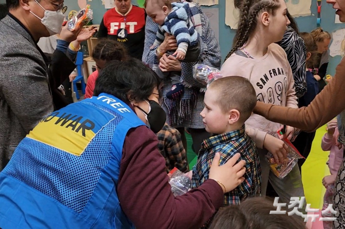 폴란드 바르샤바에 위치한 우크라이나 난민 임시 보호소에서 한인 봉사자가 봉사하는 모습.