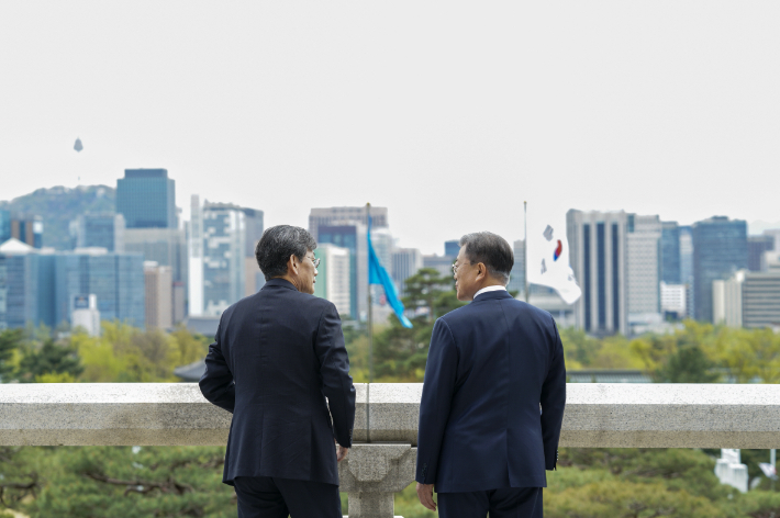 문재인 대통령과 손석희 전 앵커. 청와대 제공