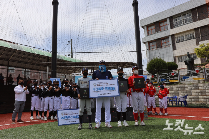 육우자조금관리위원회는 우리육우와 함께 대한민국 활력 만들기 캠페인 '굿바이 코로나, 힘내라 코리아!'에서 육우 홍보대사인 양준혁과 함께 유소년 야구 선수단에 육우 선물세트를 전달했다. 노컷TV 김재두