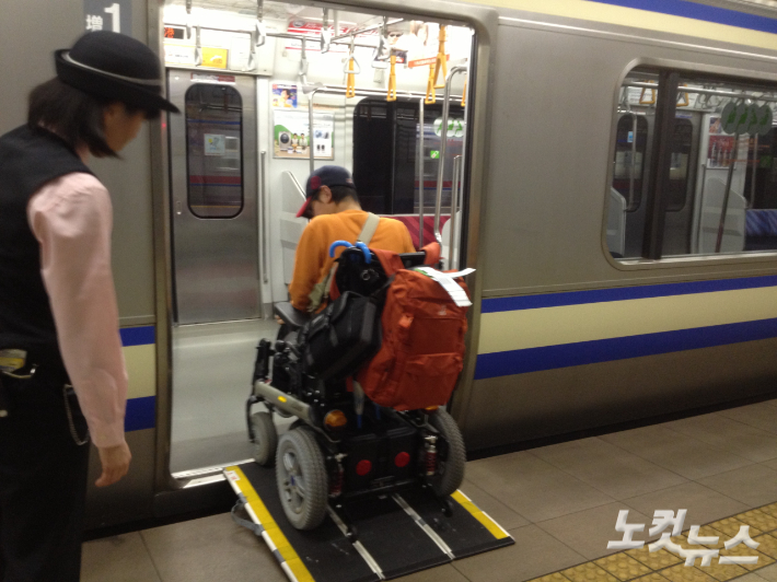 이민호씨는 일본 여행을 할 당시, 지하철을 탈 경험이 있었다. 이씨가 요청도 하기 전 역무원들이 먼저 이동식 발판을 제공했다. 독자 제공.