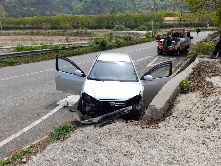 가드레일을 충돌한 차량 모습. 경북소방본부 제공