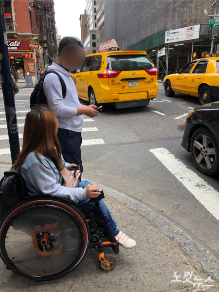 3년 전 휠체어를 타는 딸과 함께 미국 여행을 떠난 홍윤희씨는 길거리에서 택시를 잡아 탈 수 있었다. 장애인콜택시를 이용해야 하는 한국과는 다른 현실을 경험했다. 독자 제공