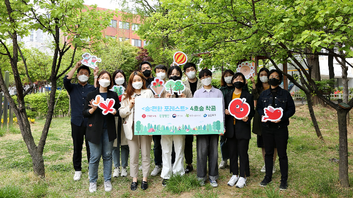 롯데홈쇼핑은 지난 22일 서울 영등포구 당산근린공원에서 친환경 녹지공간 '숨;편한 포레스트 4호' 조성을 위한 착공식을 진행했다. 롯데홈쇼핑 제공 