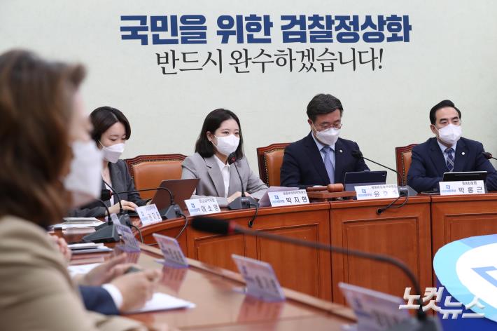 박지현 더불어민주당 공동비상대책위원장이 25일 오전 서울 여의도 국회에서 열린 비상대책위원회의에서 모두발언을 하고 있다.