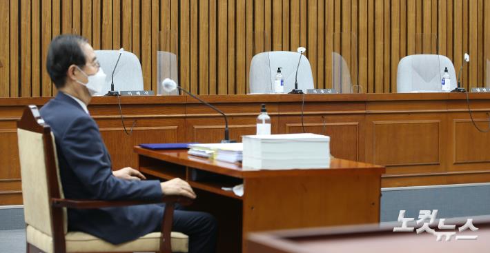 25일 오전 서울 여의도 국회에서 한덕수 국무총리 후보자 인사청문회가 진행되는 가운데 더불어민주당 의원들의 자리가 비어있다. 이날 민주당과 정의당은 한 후보자의 자료 제출을 요구하며 청문회를 보이콧했다.