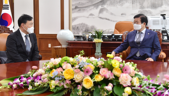 김오수 검찰총장이 21일 국회의장실을 찾아 박병석 국회의장과 면담을 하고 있다. 윤창원 기자