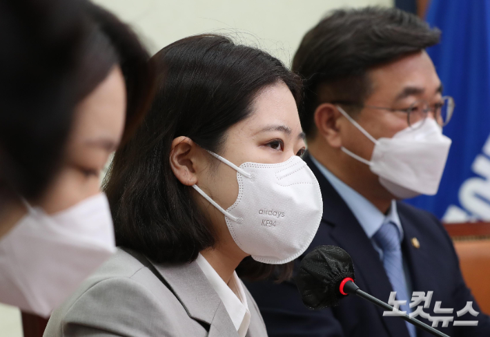 더불어민주당 박지현 공동비상대책위원장이 25일 서울 여의도 국회에서 열린 비상대책위원회의에서 모두발언을 하고 있다. 윤창원 기자