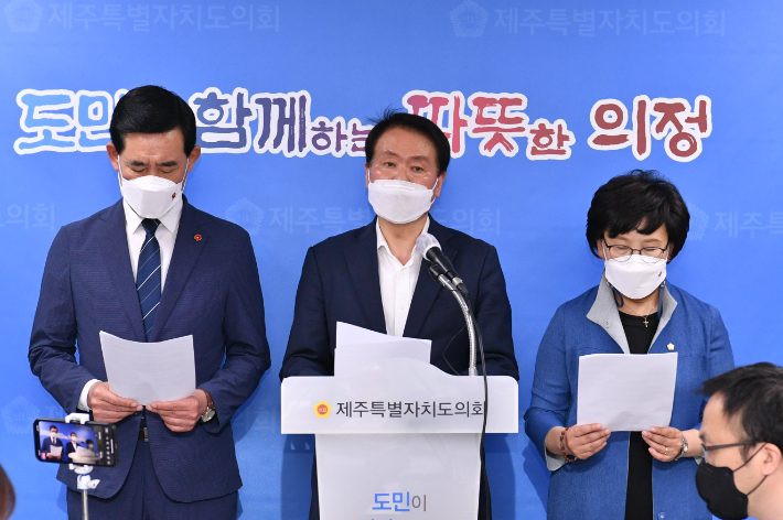 더불어민주당 제주시 일도2동 선거구 예비후보들. 왼쪽으로부터 박호형, 김희현, 강민숙 의원. 제주도의회 제공