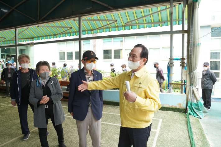 박상돈 천안시장이 25일 경로당 등 노인여가복지시설을 방문해 애로사항을 살피고 방역관리 현황을 점검하고 있다. 천안시 제공. 