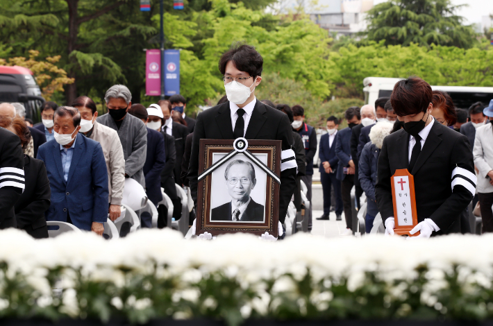 '1세대 인권변호사'인 고(故) 한승헌 변호사(전 감사원장) 추모 노제가 25일 전북 전주시 전북대학교 광장에서 진행됐다.  연합뉴스